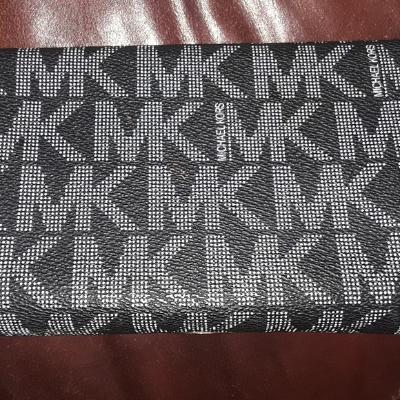 Michael Kors billfold - Picture 2 of 4